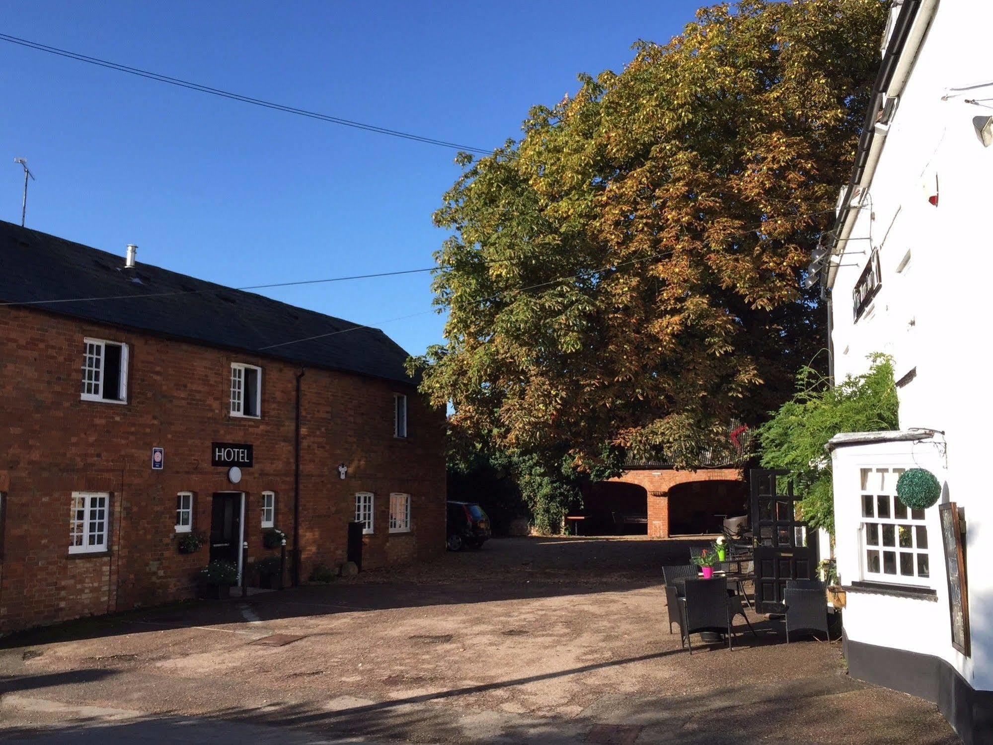 Hotel The White Hart Sherington Exterior foto
